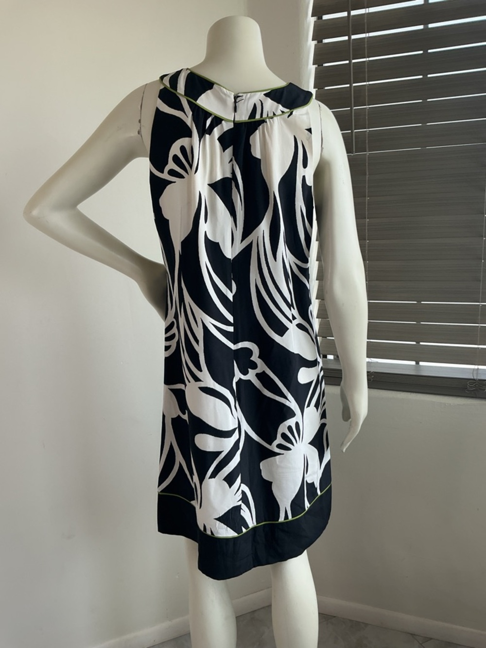 Ann Taylor Black & White Floral Sleeveless Shift Dress elegant lightweight 8 - Picture 3 of 4